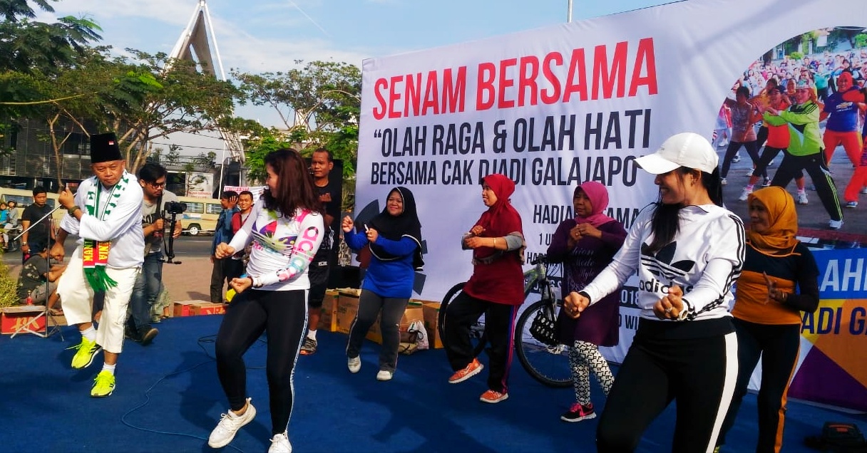 Senam dayung ala Via Vallen di Kecamatan Bulak, Surabaya, Minggu (16/9/2018)