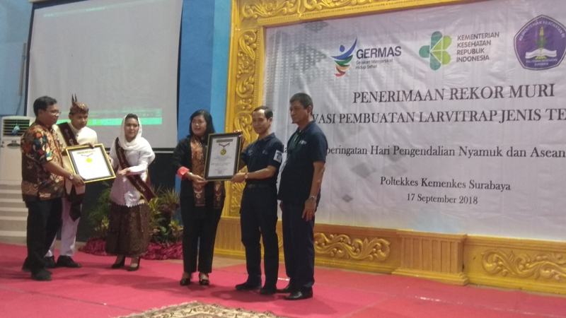 Penyerahan rekor muri inovasi larvitrap, Senin (17/9/2018). 