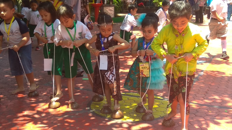 Anak-anak saat mengikuti perlombaan permainan tradisional.