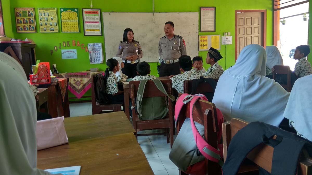 Dampak Guru Mogok di Blitar, Polisi Membantu Mengajar di Sekolah