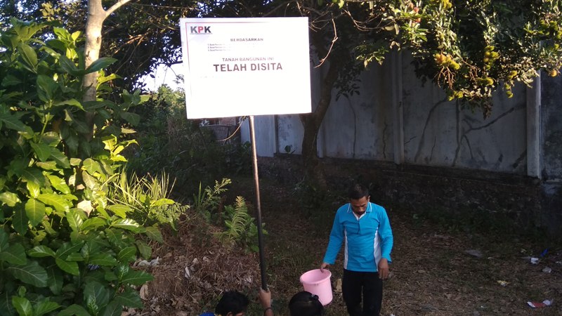 KPK saat menyita aset tanah milik tersangka kasus dugaan penerimaan gratifikasi di Tulungagung.