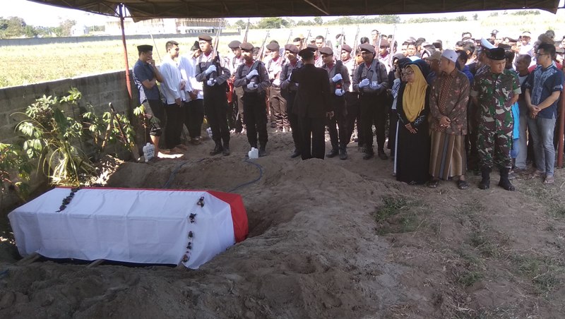 Tembakan Salvo Iringi Pemakaman Ajudan Kapolres Tulungagung