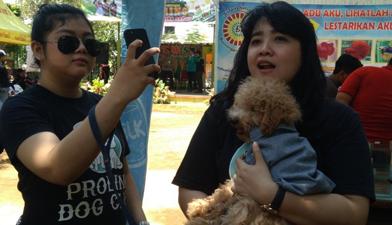 Pecinta satwa saat di Taman Wisata Studi Lingkungan (TWSL) Kota Probolinggo, Minggu (30/9/2018). 