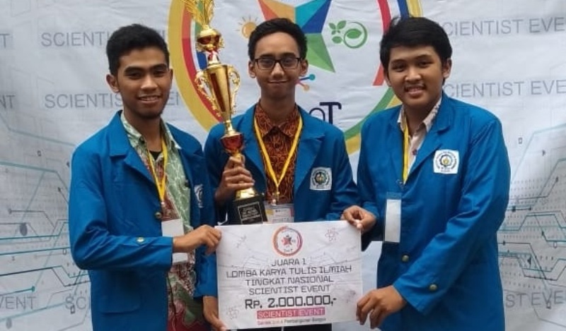 Tiga mahasiswa ITS menunjukkan hadiah Lomba Karya Tulis Ilmiah (LKTI) nasional yang diraihnya.