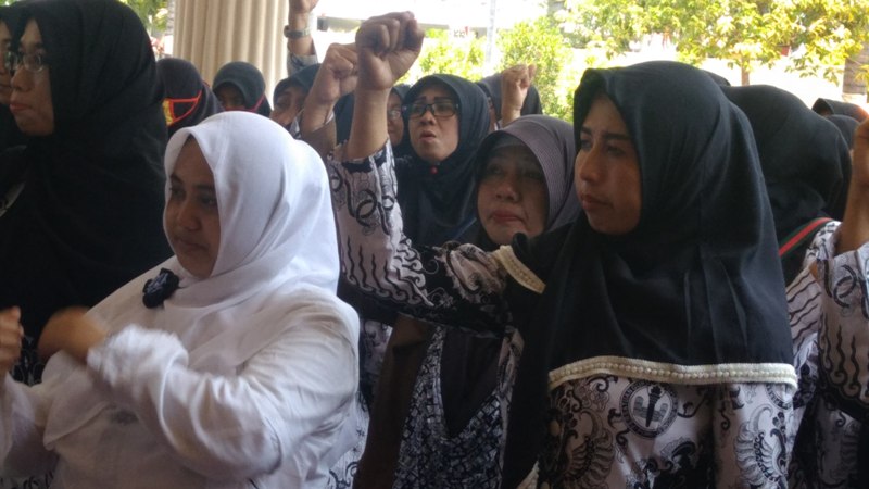 Para guru honorer saat aksi di gedung dewan, Selasa (2/10/2018).