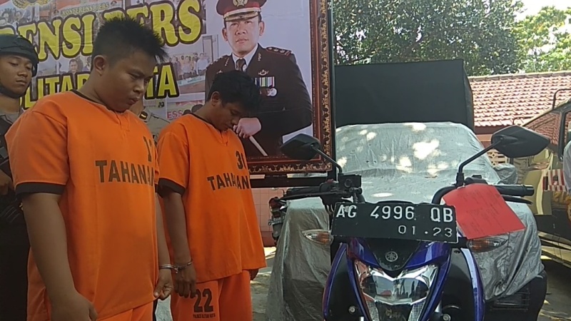 Komplotan Jambret Vixion Biru saat dibeberkan di Mapolres Blitar Kota, Selasa (2/10/2018).