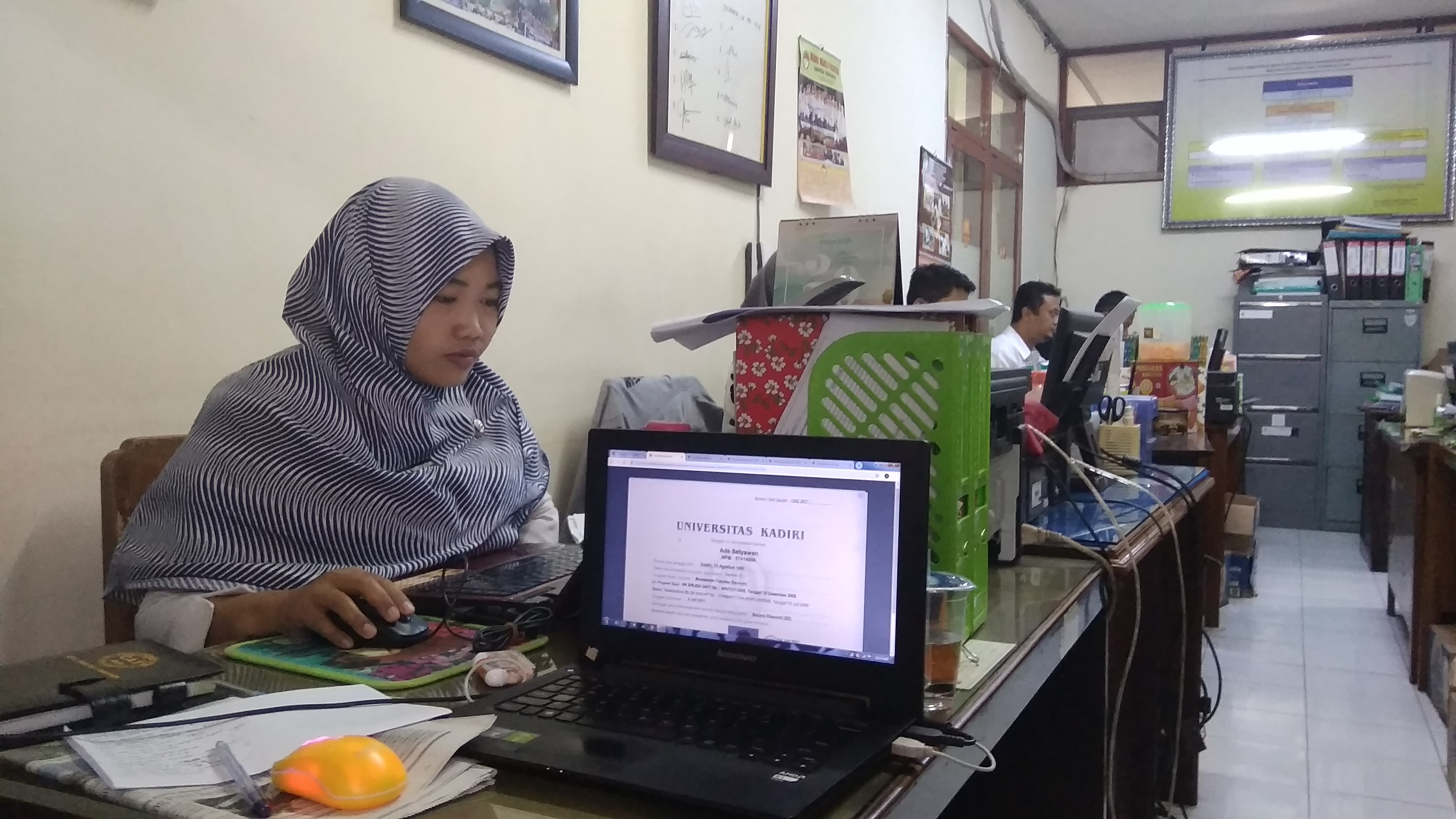 Pegawai BKD sedang memantau proses pendaftaran