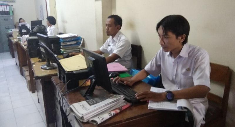 Petugas BKD Tulungagung sedang melakukan verifikasi berkas pendaftar CPNS, Jumat (5/10/2018).