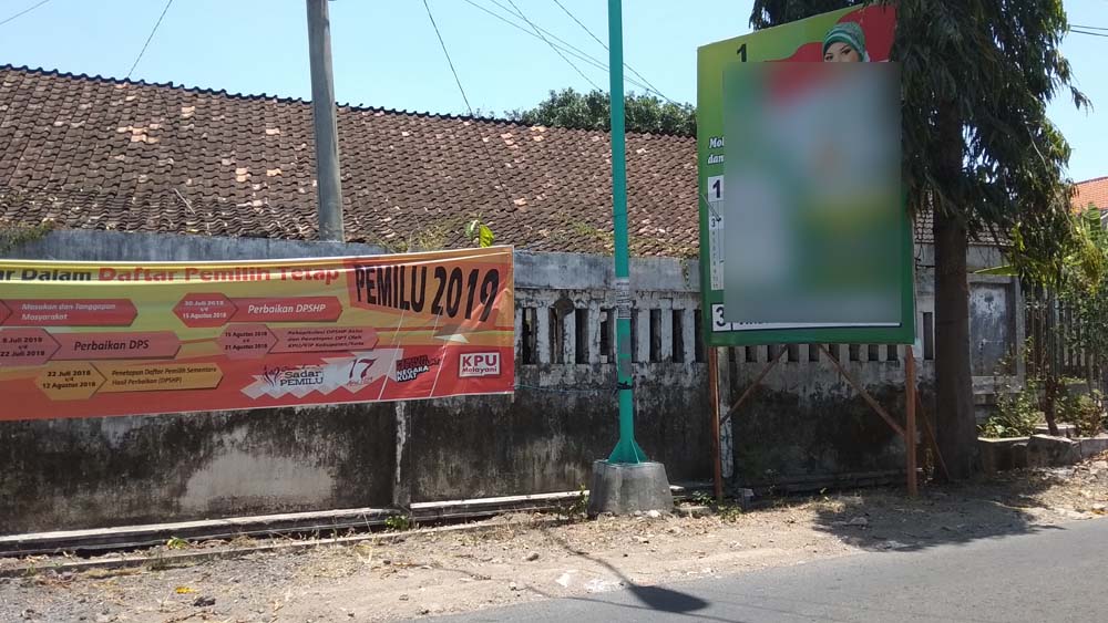 Alat peraga kampanye yang mulai bertebaran di beberapa sudut tempat.