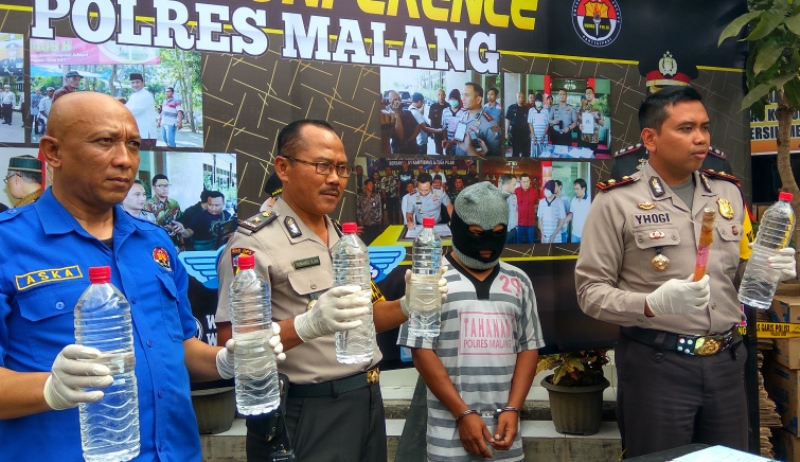 Wakapolres Malang, Kompol Yhogi Hadi Setiawan saat membeberkan tersangka dan barang bukti kasus miras di Malang, Jumat (5/10/2018).