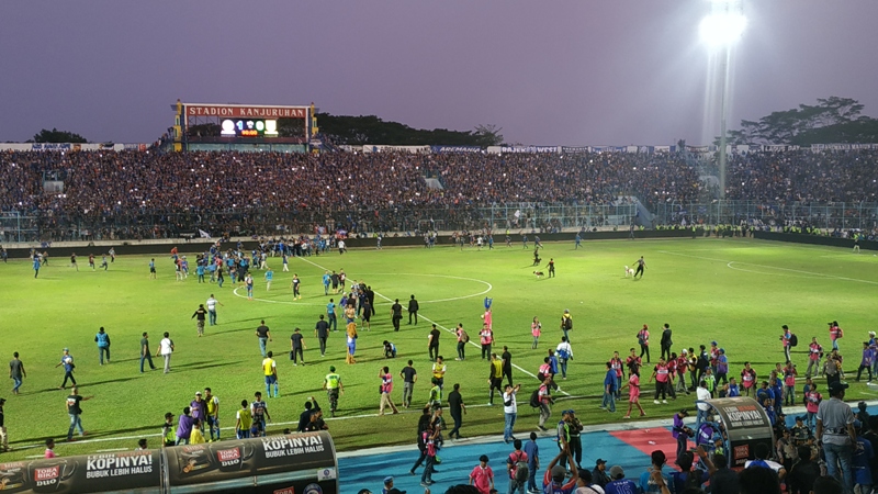Aremania saat memasuki lapangan usai pertandingan.