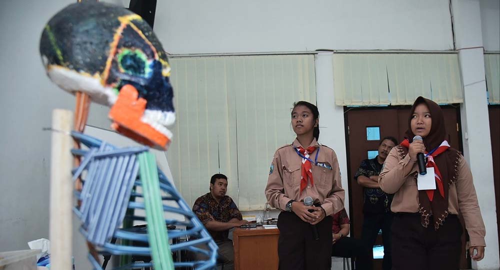 Alissa Ayu Zhalfa Zein dan Steviana Putri Merryanti, dua pelajar kelas 8 asal SMP Negeri 21 Surabaya, saat presentasi.