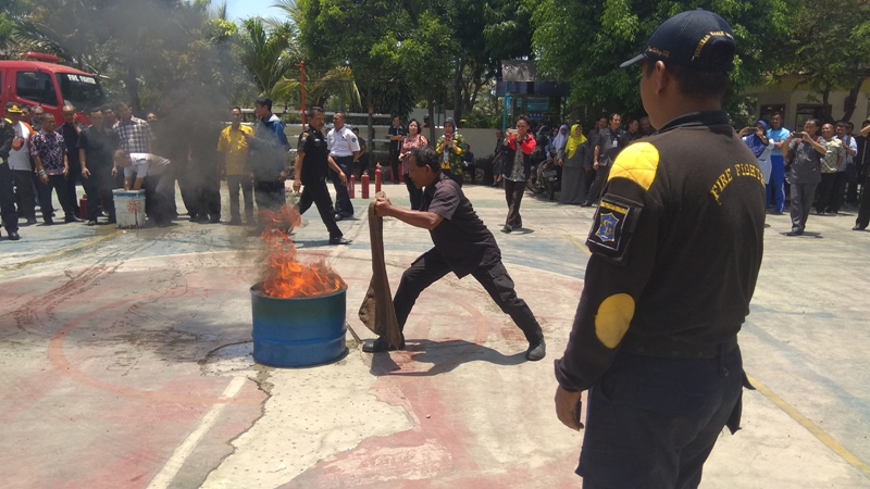 simulasi gempa bumi dan kebakaran di SMP Negeri 19 Surabaya, Selasa (9/10/2018).