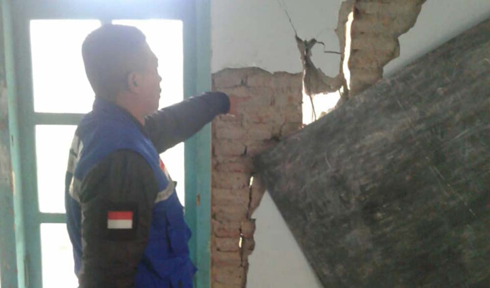 Warga menunjukkan kerusakan bangunan di masjid