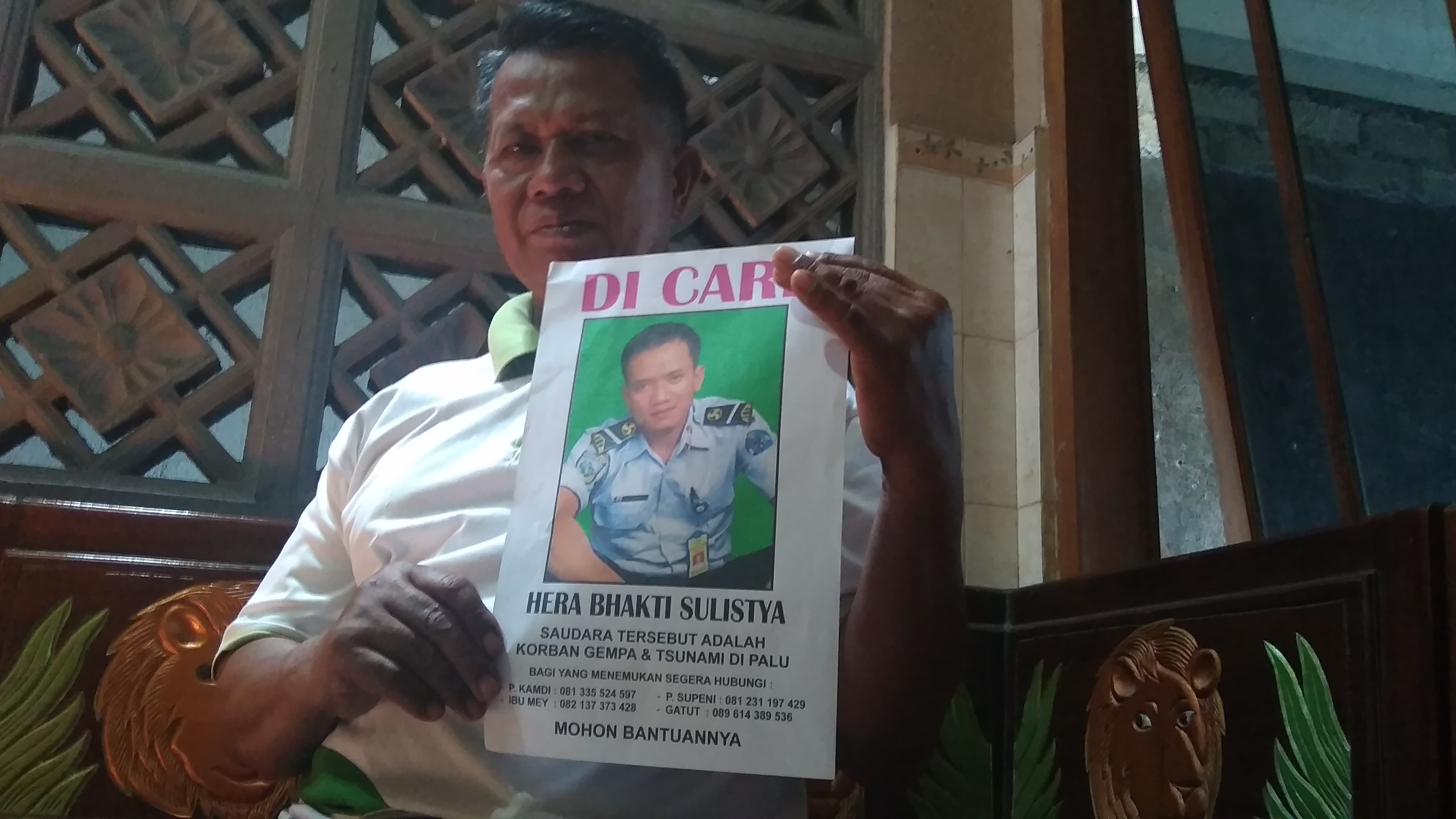 Salah satu keluarga menunjukkan foto korban