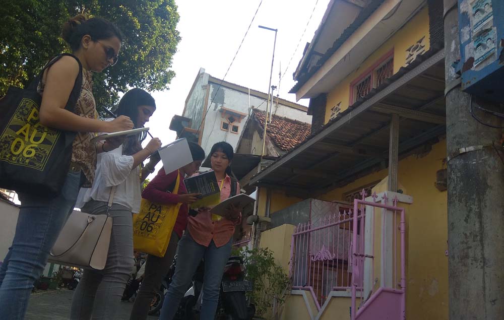 Para mahasiswa asing yang tengah mengamati salah satu kampung di Surabaya.