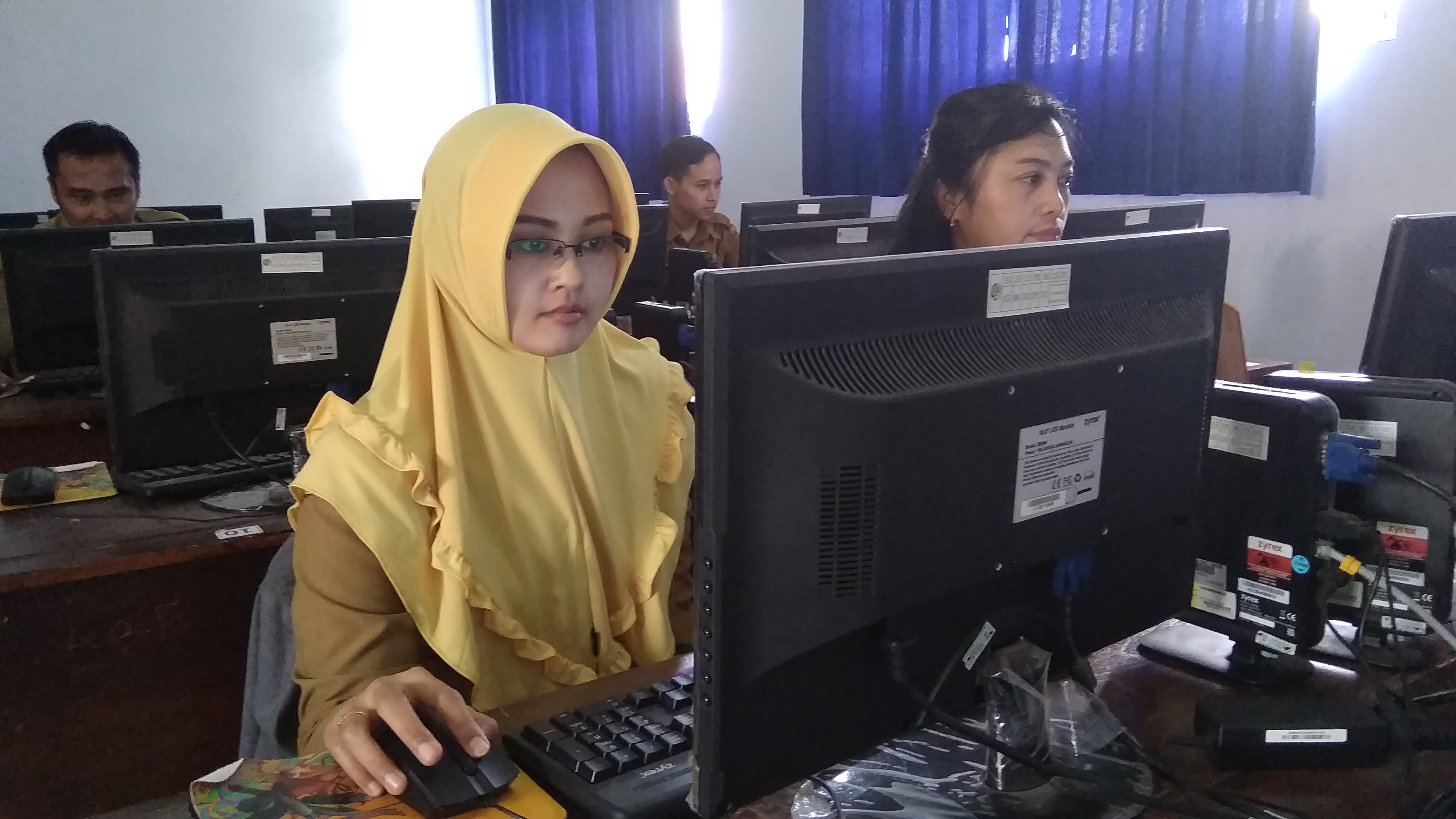 Petugas BKD sedang melakukan verifikasi berkas