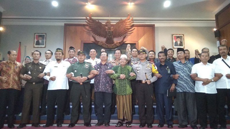 Forkopimda Kabupaten Tulungagung beserta perwakilan perguruan silat usai rapat, Selasa (16/10/2018). 
