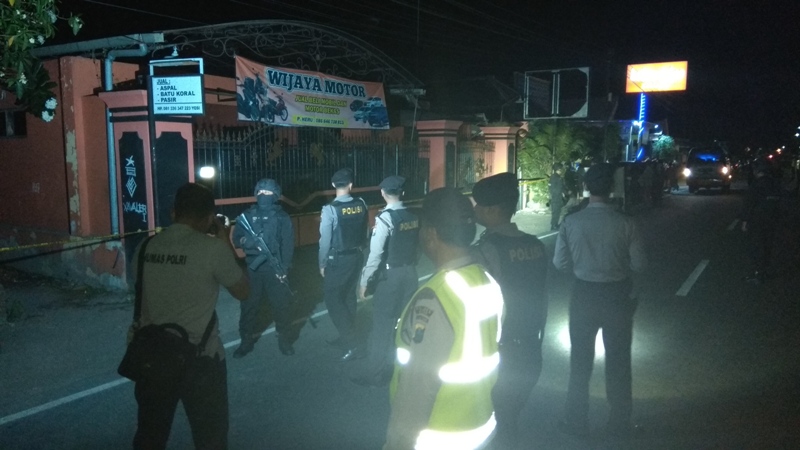 Polisi saat melakukan evakuasi benda yang mencurigakan diduga bom di Blitar, Jumat (19/10/2018). 