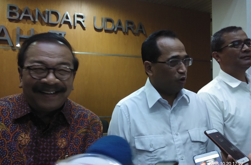 Gubernur Jatim Soekarwo dan Menhub saat  bertemu di Juanda.