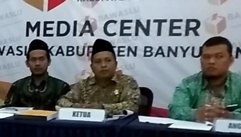 Ketua Bawaslu Banyuwangi Hamim saat jumpa pers.