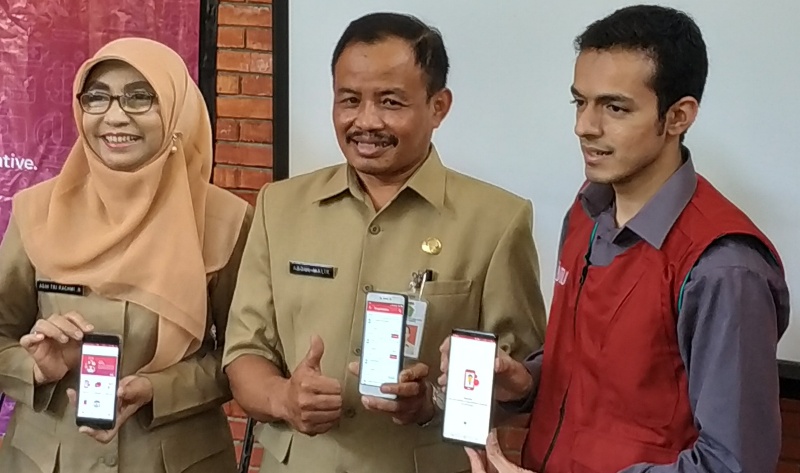 Dokter muda dr. Gamal Albinsaid (kanan) menunjukkan aplikasi buatannya. 