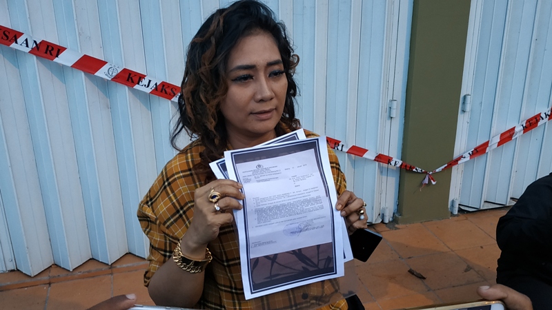 Maria Purbowati menunjukkan surat laporannya.