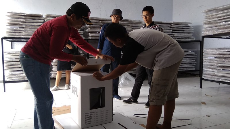 KPU Tulungagung memperlihatkan kotal suara baru berbahan kardus yang baru datang.