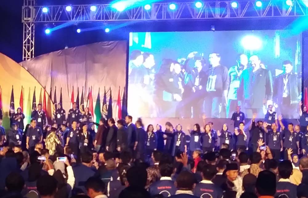 Hadir di Apel Siaga Pemenangan NasDem Jatim, Jokowi Kenakan Kaos #01