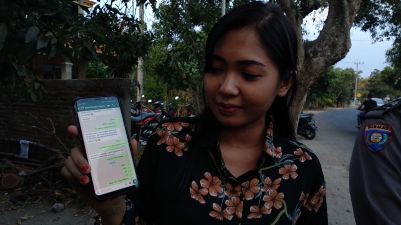 Rindang Wahyu Wijayanti menunjukkan chatting terakhir dengan Alfiani.