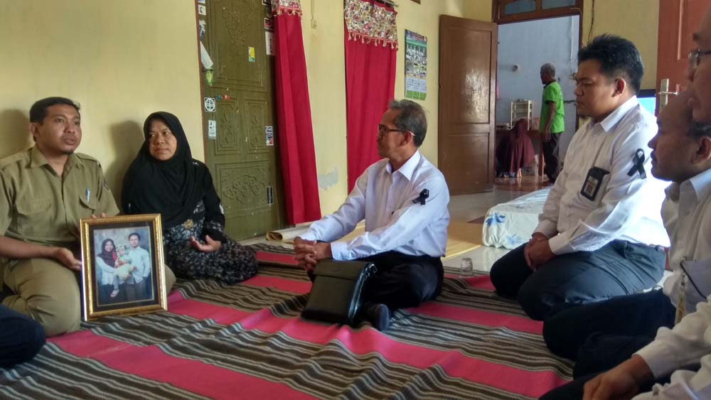 Sejumlah pegawai Kantor Pajak Pratama Blitar saat berkunjung ke rumah Hazka