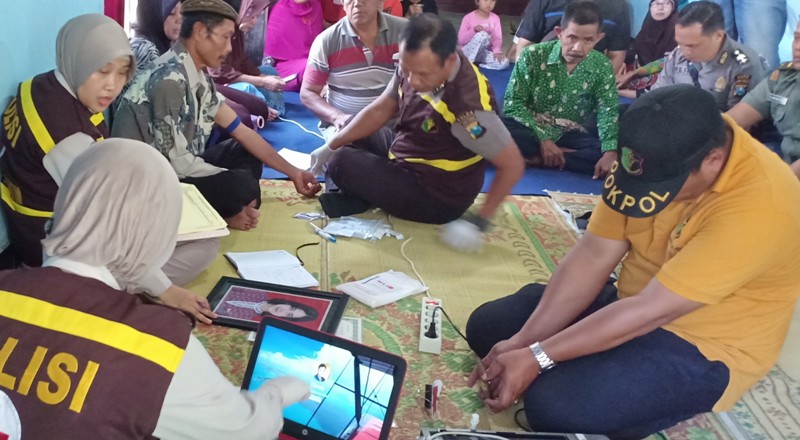 Tim DVI Polda Jatim saat mengambil sampel darah orang tua pramugari Alfiani, Selasa (30/10/2018).