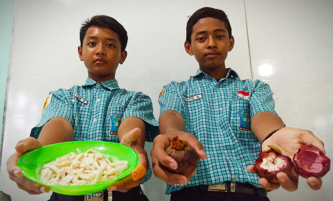 Farid Rahman Hakim dan Guntur Prasetyo menunjukkan hasil karyanya