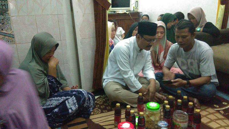 Gus Ipul saat berkunjung ke rumah korban pesawat Lion Air asal Surabaya.