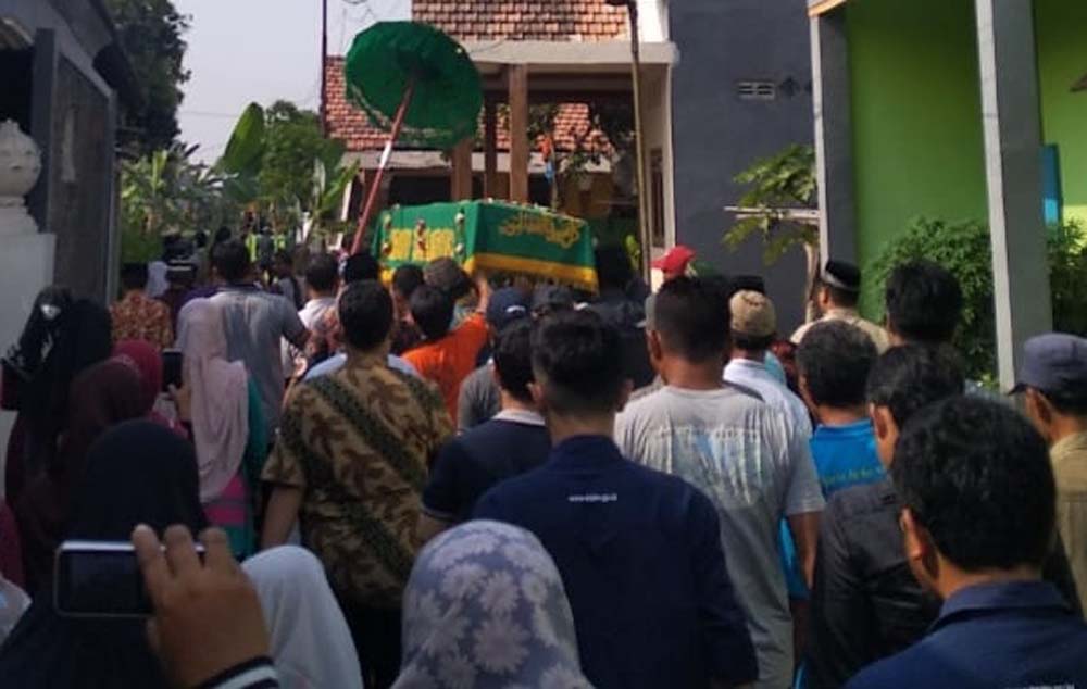 Suasana pelayat saat mengantarkan jenazah Jannatun ke pemakaman