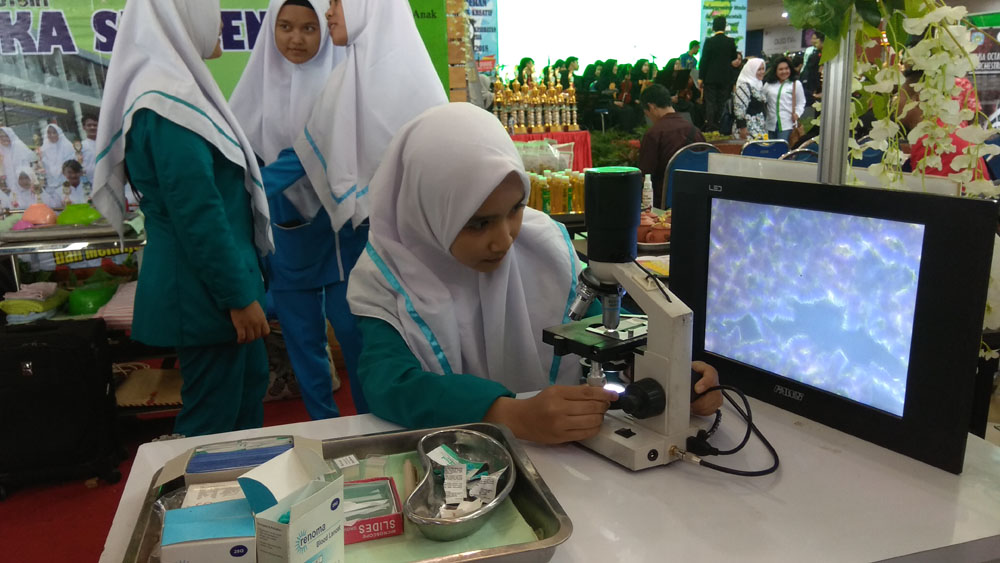 Pengurus Persatuan SMK Kesehatan Indonesia saat kunjungan booth pameran di Atrium Maspion Square Surabaya, Selasa (13/11/2018).