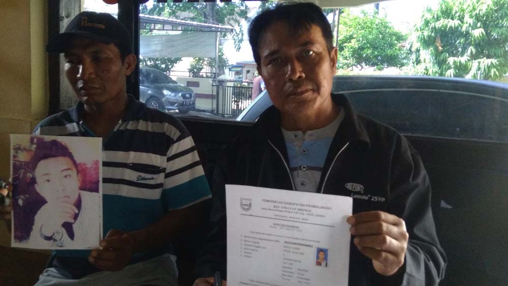 Keluarga korban menunjukkan laporan polisi