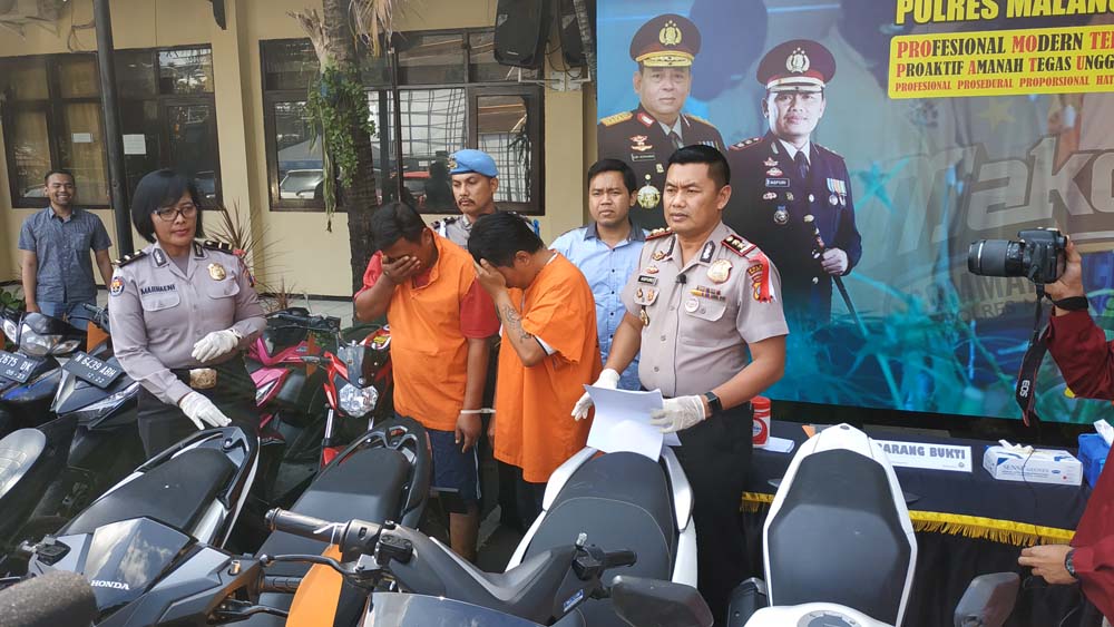 Petugas menunjukkan tersangka dan barang bukti