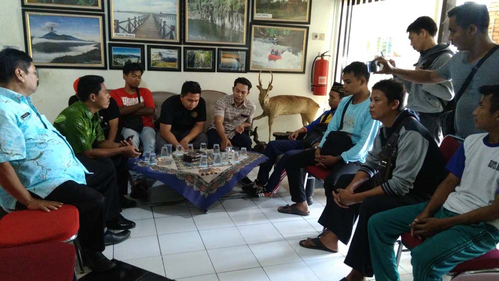 Para pesilat saat mendatangi Kantor Disporaparbud Kabupaten Probolinggo kemarin.