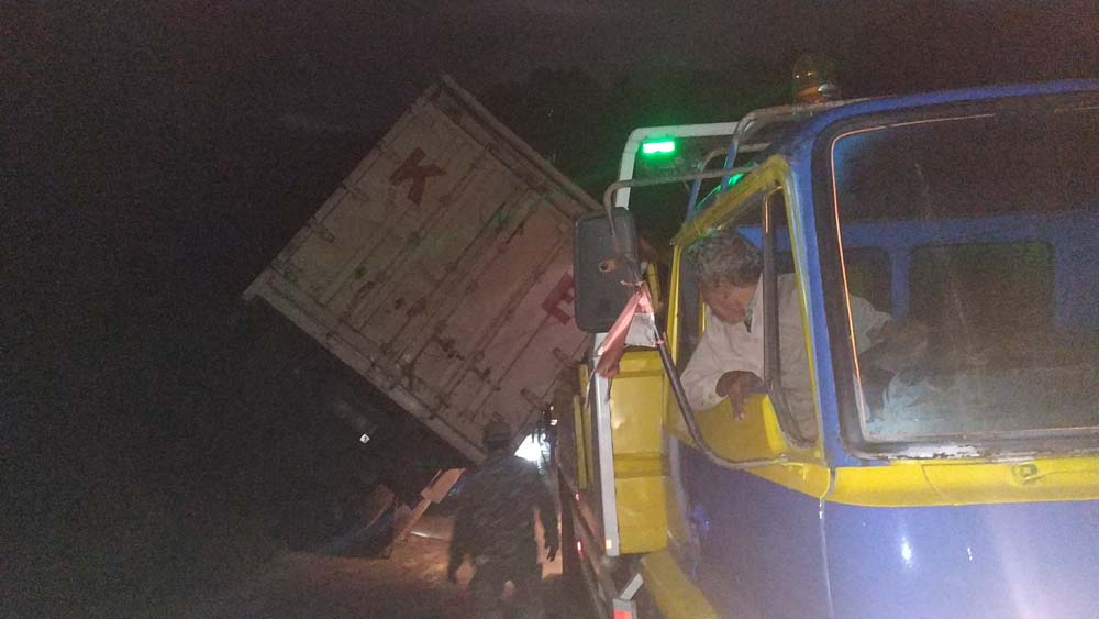 Upaya evakuasi truk yang terguling