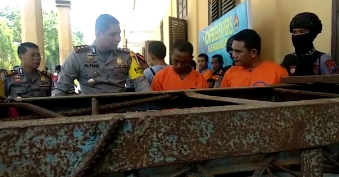 Ahmad Yani (32) dan Sugianto (35)  menunjukkan besi penyangga girder yang dicurinya