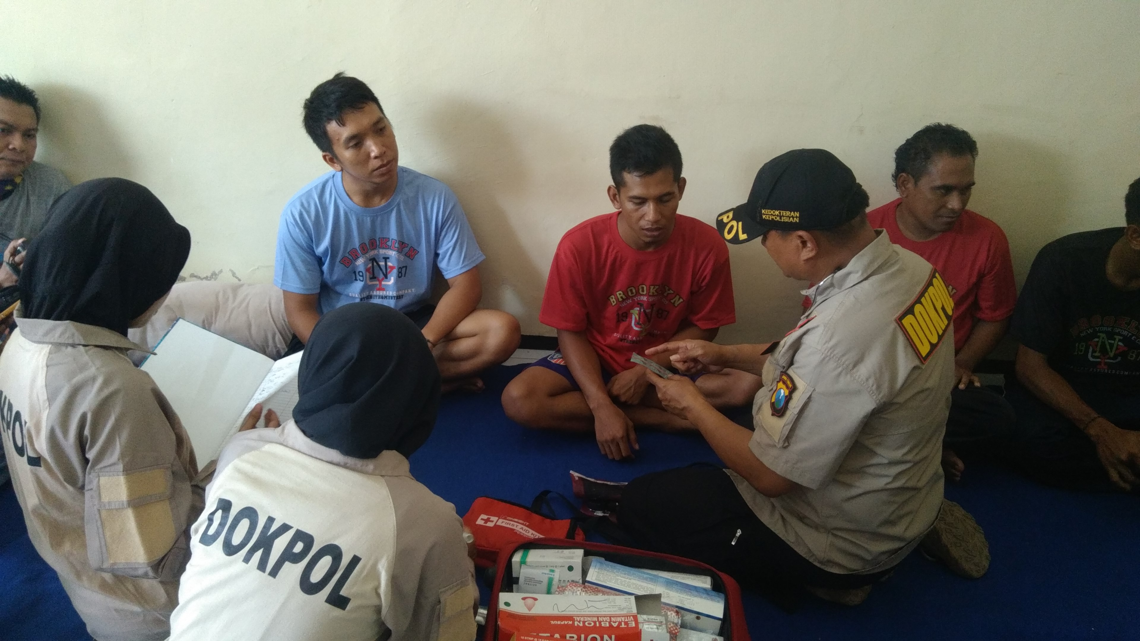 Tim Dokpol Polres Probolinggo melakukan pemeriksaan terhadap 7 ABK KM Multi Prima 1