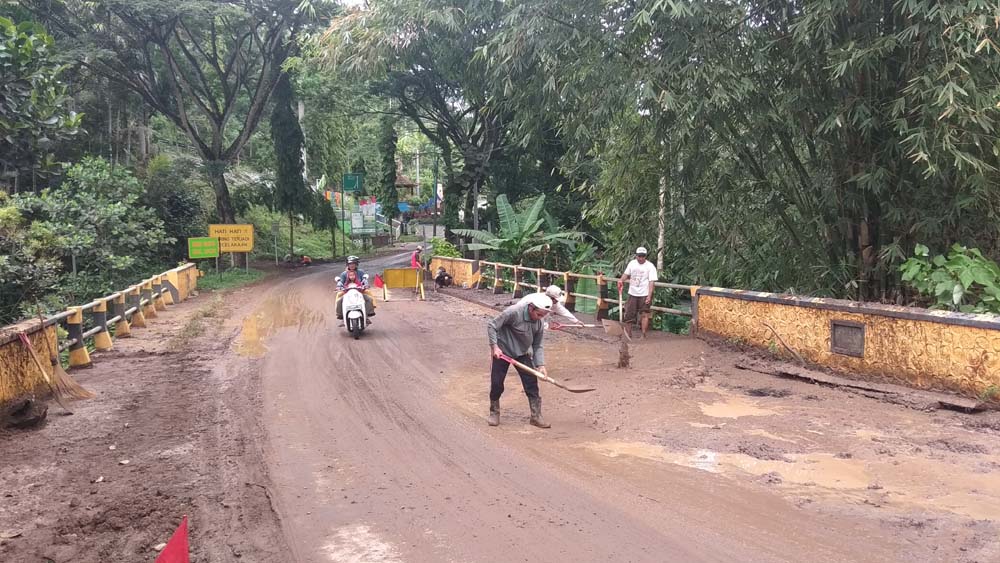 Jalur Menuju Paltuding Ijen Longsor, Dua Motor Warga Hanyut