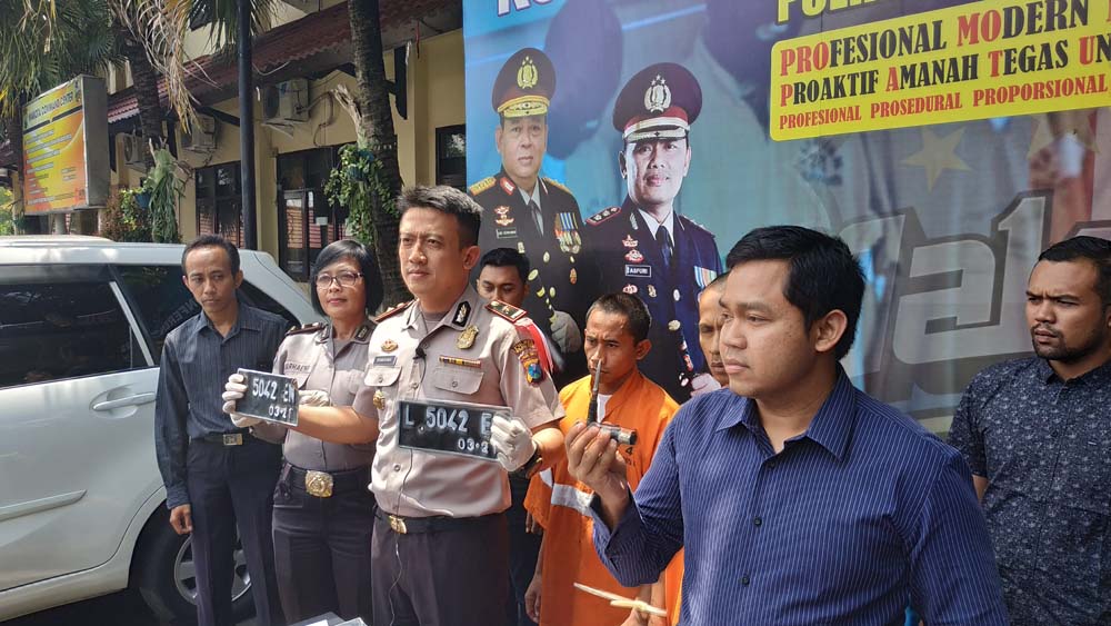 Polisi menunjukkan tersangka dan barang bukti