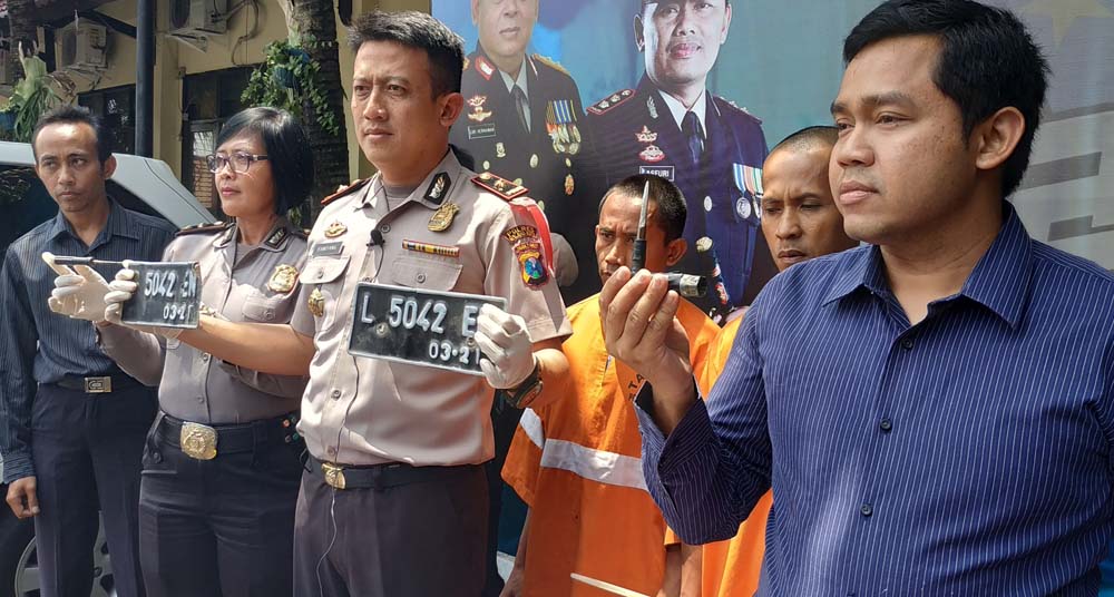 Petugas menunjukkan tersangka dan barang bukti