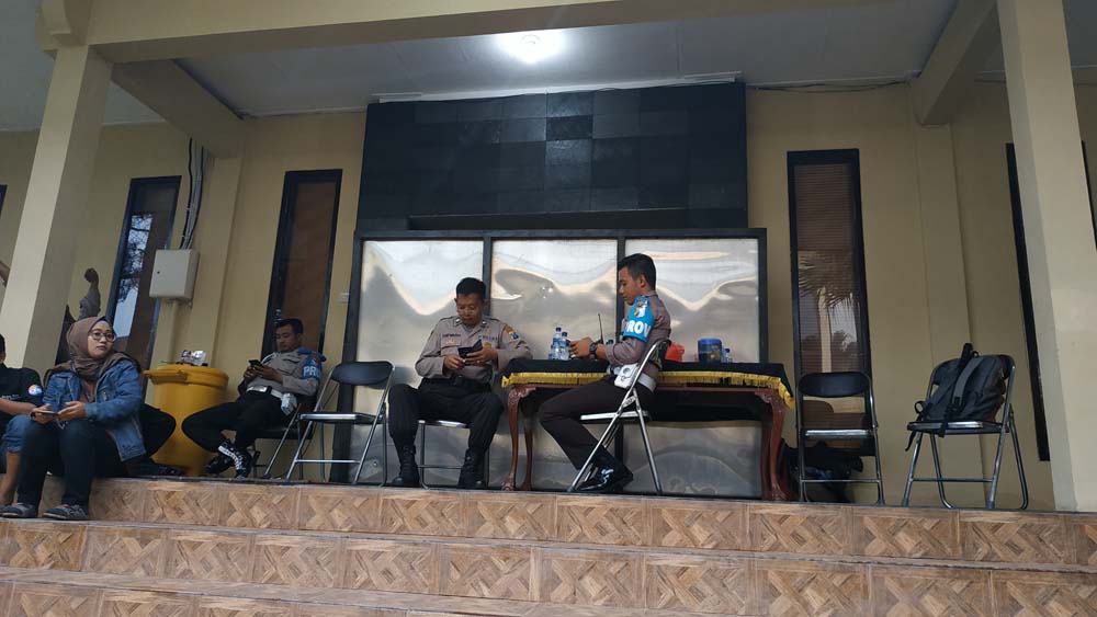 Suasana ruang pemeriksaan KPK yang dijaga oleh sejumlah anggota Kepolisian