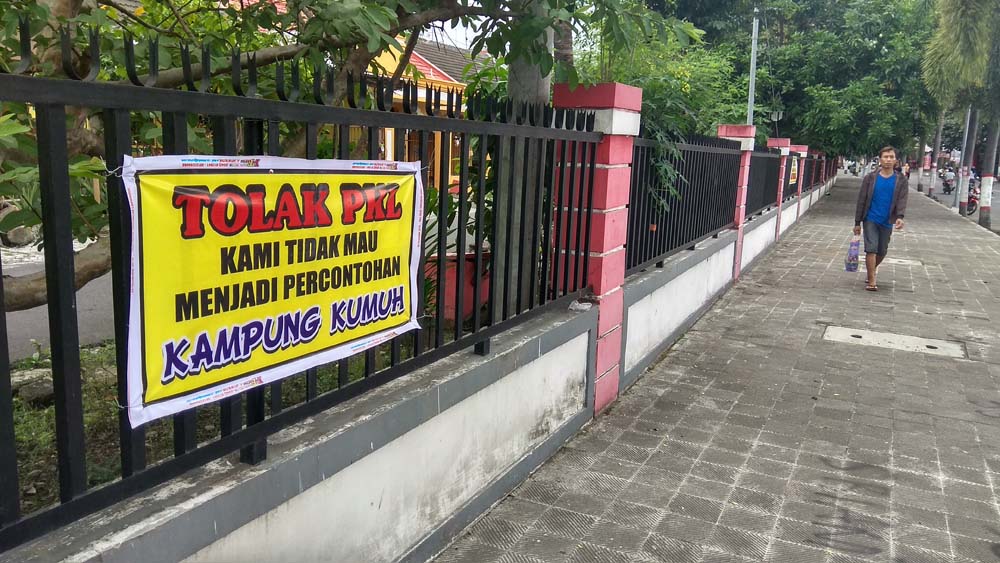 Salah satu bannaer penolakan warga