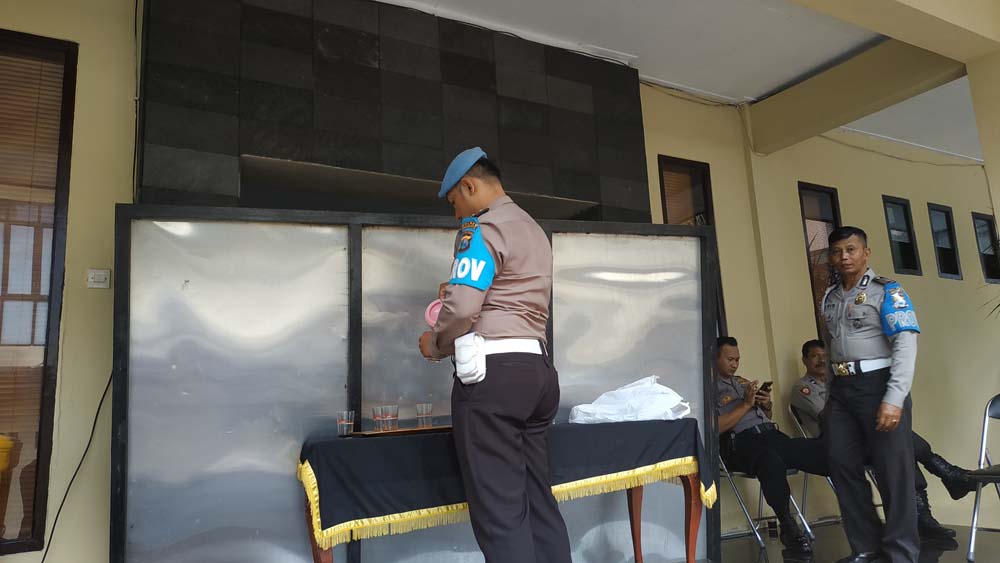 Petugas Kepolisian yang berjaga di ruangan pemeriksaan 