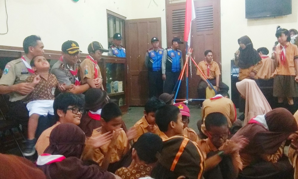 Polsek Tegalsari bersama pelajar SLB A YPAB bermain musik dan bernyanyi bersama.