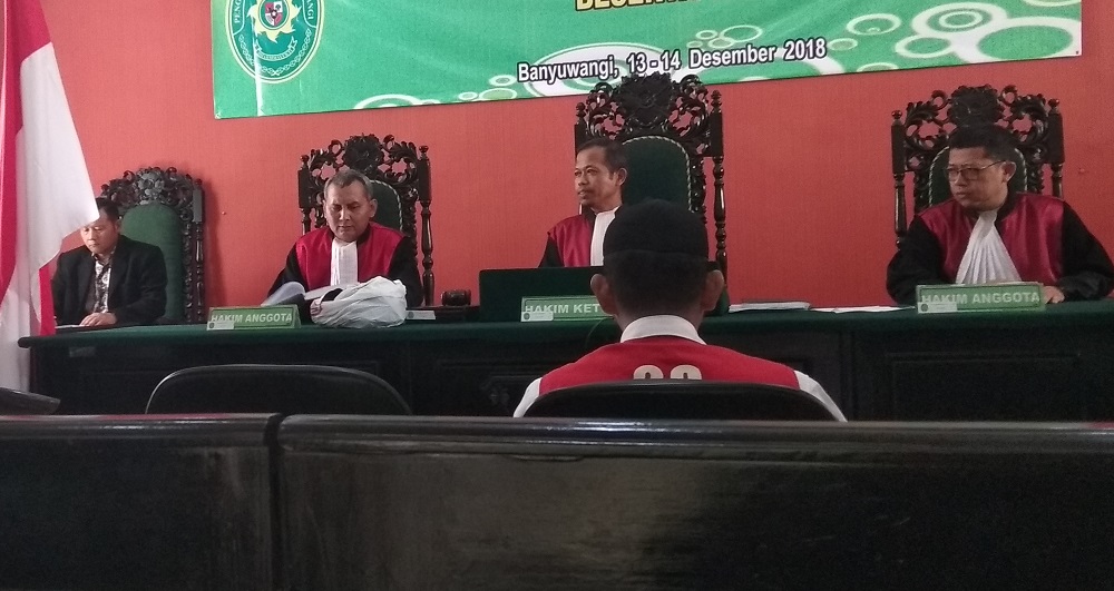 Sidang lanjutan kasus perampokan dan percobaan pembunuhan Wilujeng Esti Utami, Lurah Penataban Banyuwangi.